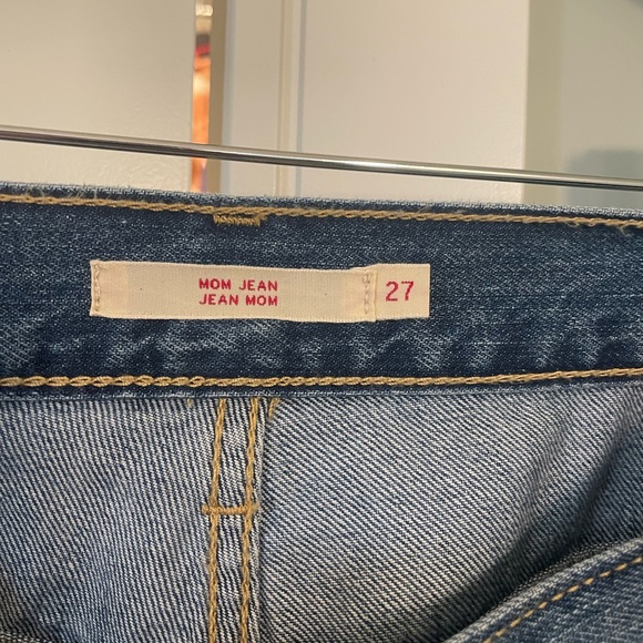 Rare Levi’s Mom Jean Size 27 with Bowties - Picture 3 of 4